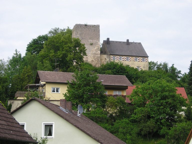 Thuisbrunn Castle: A Medieval Hill Castle in Bavaria