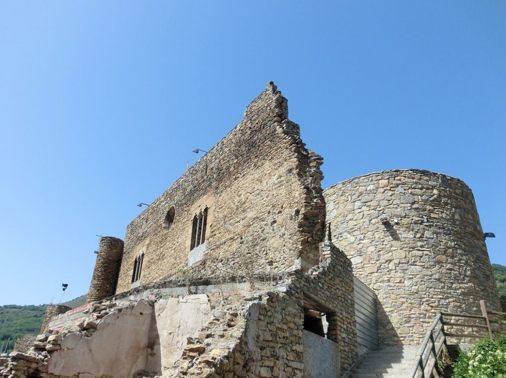 Castell de Sort: A Medieval Castle in Catalonia, Spain 1 Castell de Sort