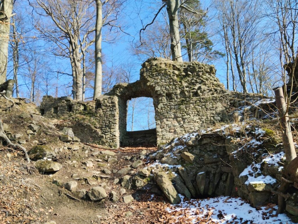 Rožnov Castle: A Gothic Border Fortress in Czechia 1 Rožnov