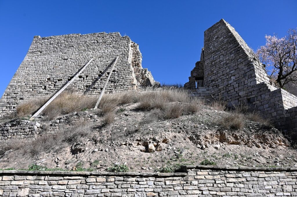 Montoliu de Segarra Castle: A Medieval Fortress in Spain 1 Castell de Montoliu de Segarra