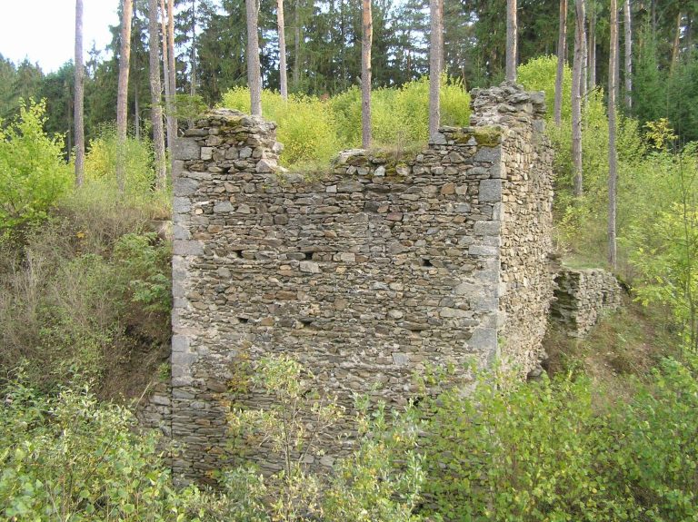 Mitrov: A Medieval Castle Ruin in Czechia