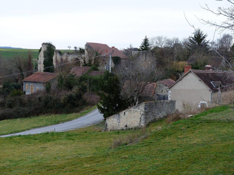 Château de Naves: A Medieval Fortified Castle in France