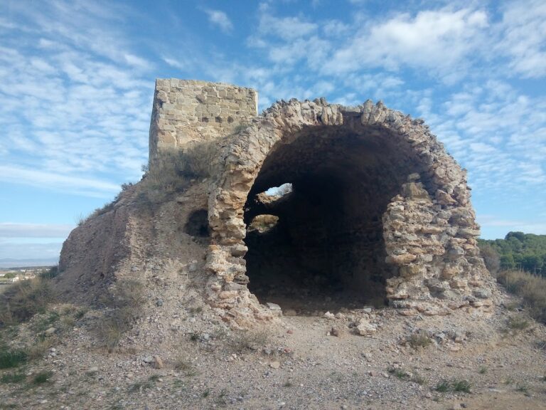 Castell de Gimenells: Medieval fortress complex near Lleida, Catalonia