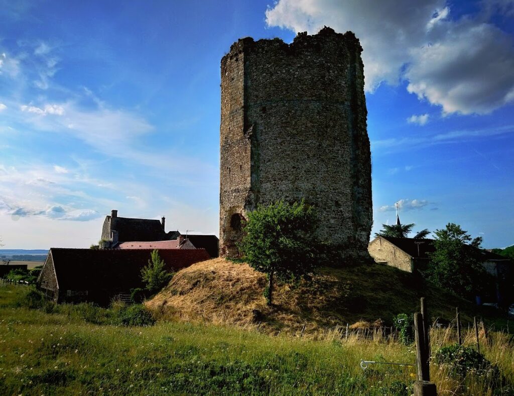 Donjon de Maurepas: Medieval Fortified Keep in France 1 Donjon de Maurepas