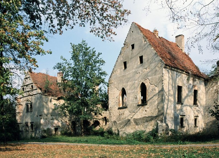 Castle in Warta Bolesławiecka: A Medieval Stronghold and Renaissance Manor Site