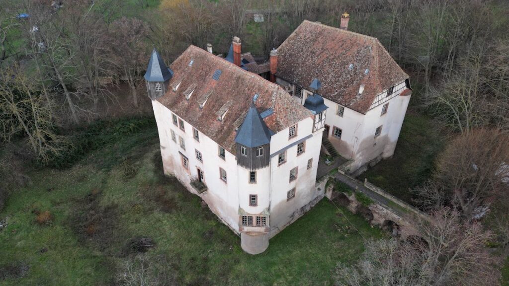 Château de Scharrachbergheim: A Fortified Castle in France 1 Château de Scharrachbergheim