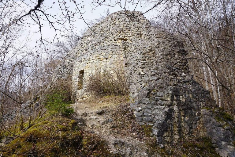 Ruine Alt-Ehrenfels: Remains of a Thirteenth-Century Hilltop Castle