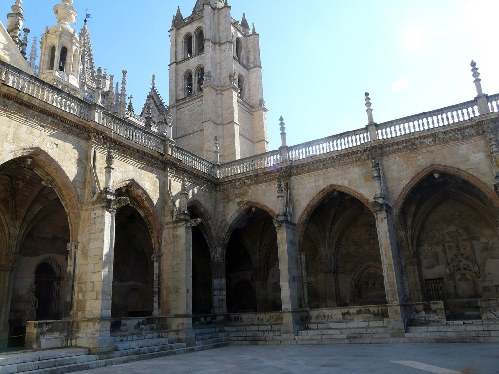 León Cathedral: A Gothic Cathedral and Episcopal Seat in Spain 3 León Cathedral