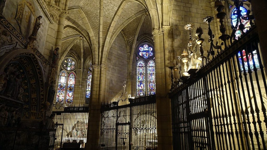 León Cathedral: A Gothic Cathedral and Episcopal Seat in Spain 5 León Cathedral