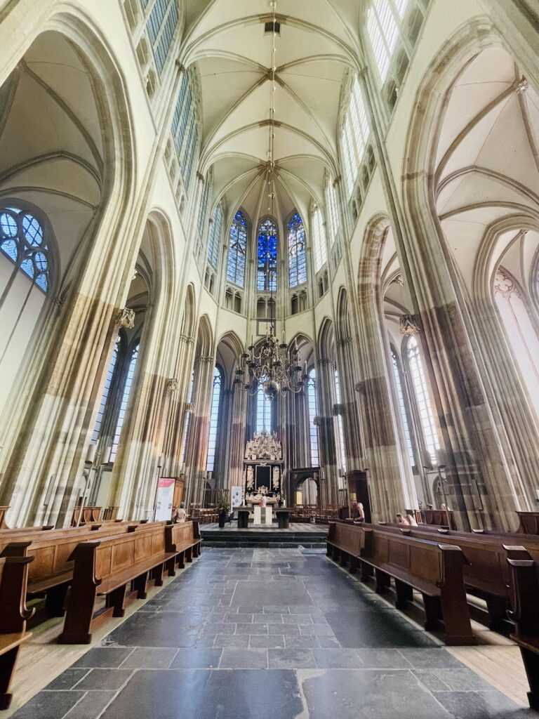 St. Martin's Cathedral, Utrecht: A Gothic Cathedral and Dutch Landmark 4 St. Martin's Cathedral, Utrecht