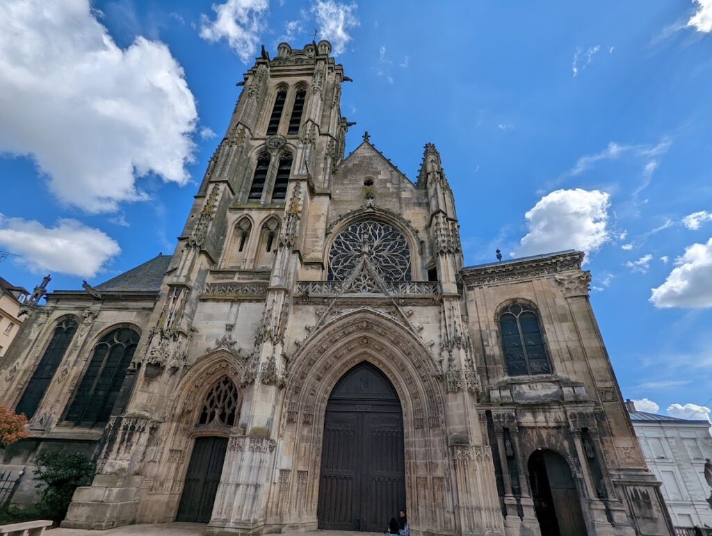 Pontoise Cathedral: A Medieval Parish Church and Episcopal Seat in France 1 Pontoise Cathedral