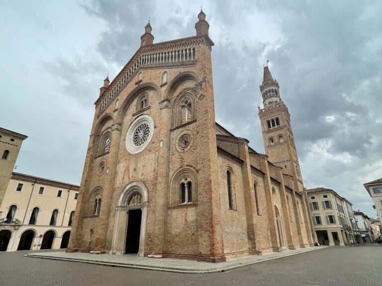 Crema Cathedral: The Episcopal Church of Crema, Italy