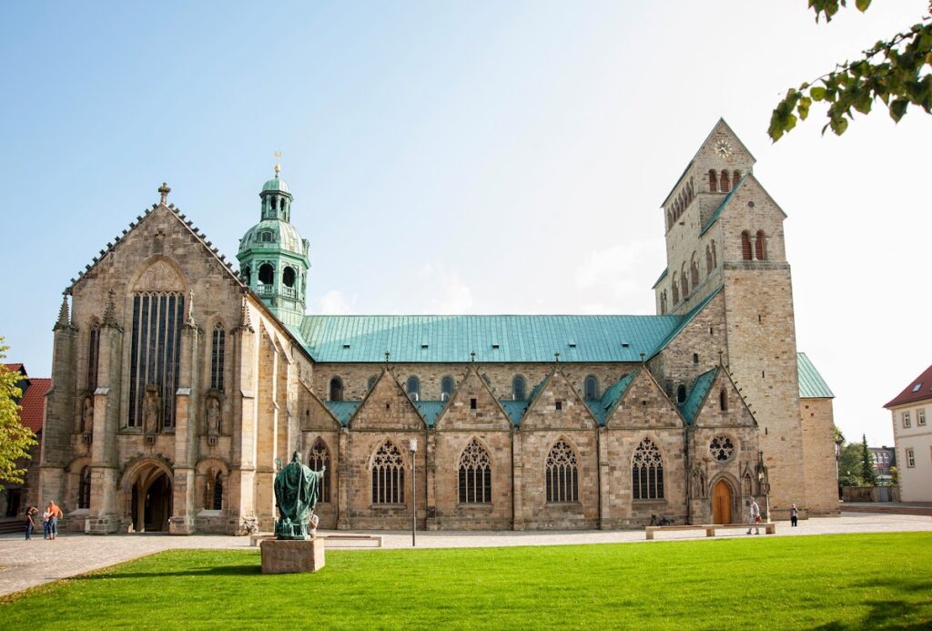 Hildesheim Cathedral: Romanesque Episcopal Church and UNESCO World Heritage Site 1 Hildesheim Cathedral