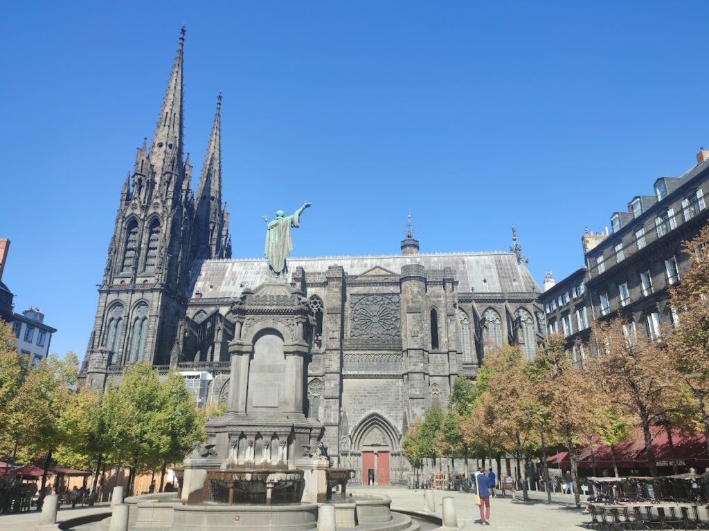 Clermont-Ferrand Cathedral: Seat of the Archdiocese of Clermont 2 Clermont-Ferrand Cathedral