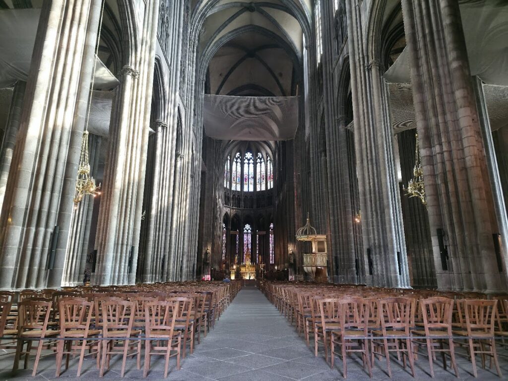 Clermont-Ferrand Cathedral: Seat of the Archdiocese of Clermont 4 Clermont-Ferrand Cathedral