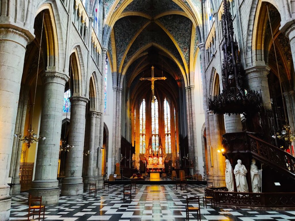 Liège Cathedral: From Collegiate Church to Episcopal Seat 2 Liège Cathedral
