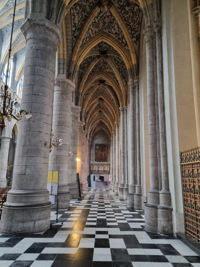 Liège Cathedral: From Collegiate Church to Episcopal Seat 4 Liège Cathedral