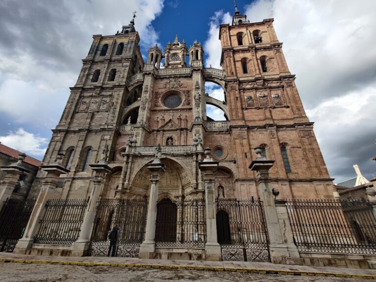 Astorga Cathedral: The Episcopal Cathedral of Santa María in Spain