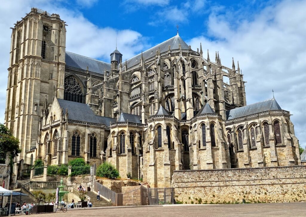 Le Mans Cathedral: A Romanesque and Gothic Cathedral in France 1 Le Mans Cathedral