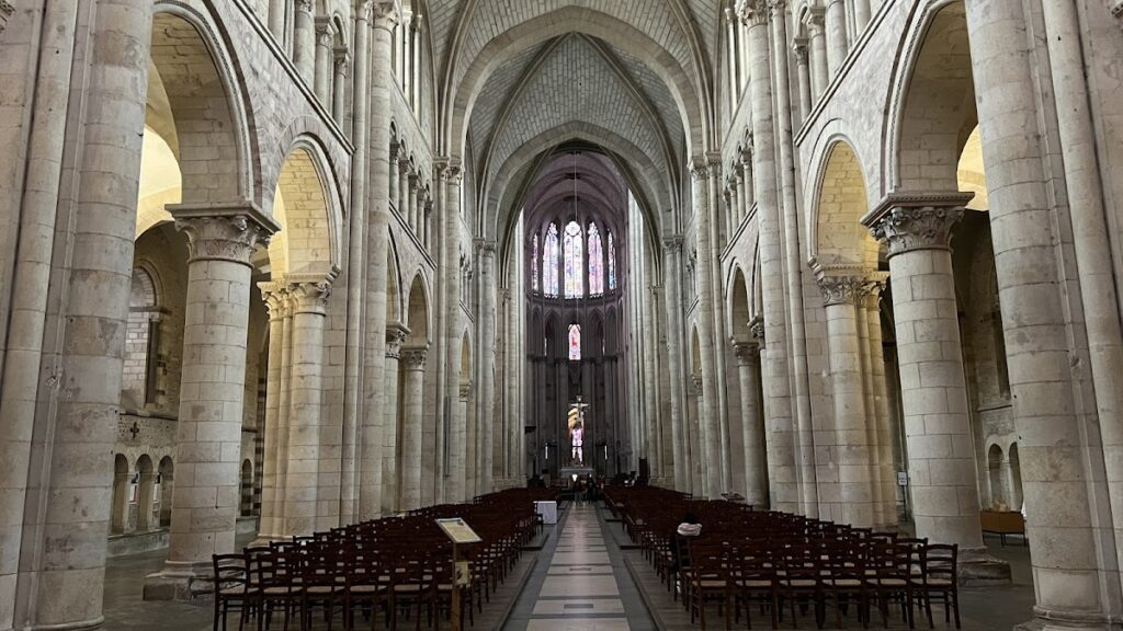 Le Mans Cathedral: A Romanesque and Gothic Cathedral in France 3 Le Mans Cathedral