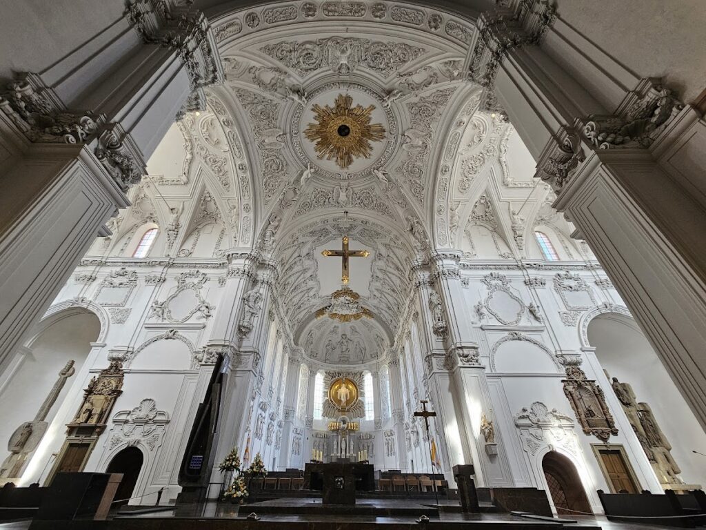 Würzburg Cathedral: Romanesque Episcopal Church in Germany 2 Wurzburg Cathedral