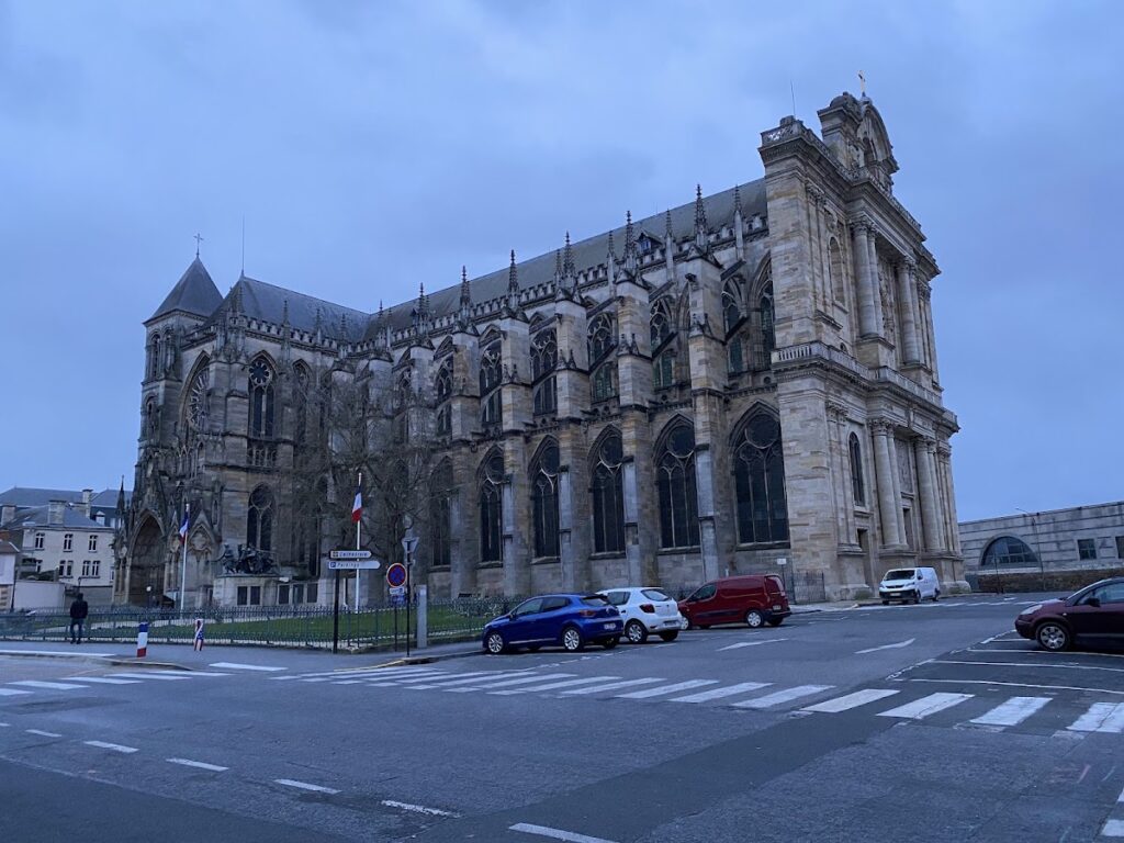 Châlons Cathedral: A Roman Catholic Cathedral in France 2 Châlons Cathedral