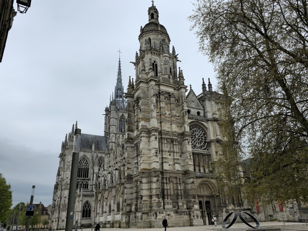 Évreux Cathedral: Roman Catholic Cathedral and Seat of the Diocese of Évreux 4 Évreux Cathedral