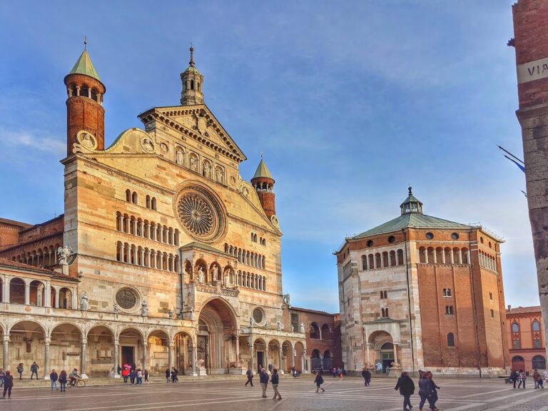 Cremona Cathedral: Romanesque Cathedral and Episcopal Seat in Italy