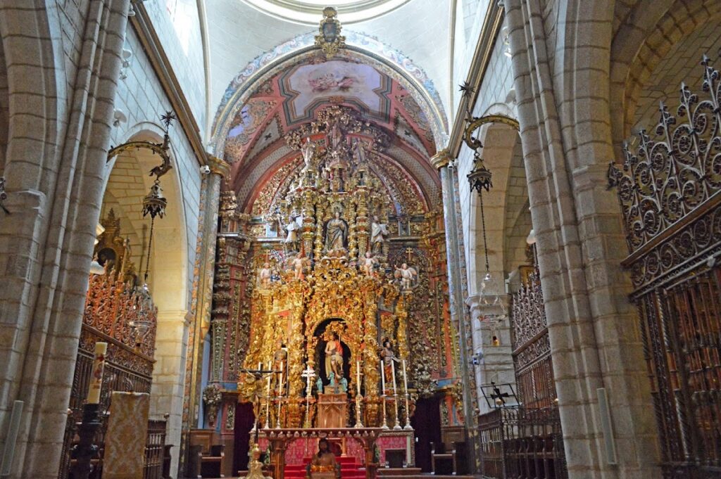 Badajoz Cathedral: A Fortress-Like Metropolitan Cathedral in Spain 2 Badajoz Cathedral