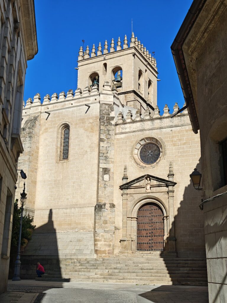 Badajoz Cathedral: A Fortress-Like Metropolitan Cathedral in Spain 3 Badajoz Cathedral