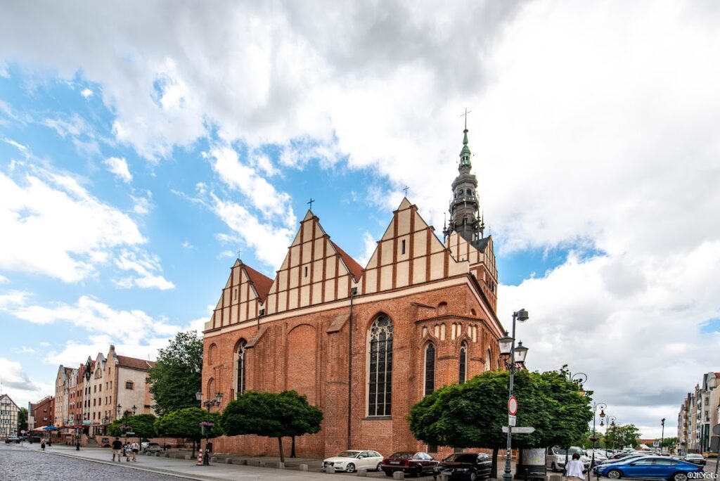 St. Nicholas Cathedral, Elbląg: A Historic Parish Church and Cathedral in Poland 3 St. Nicholas Cathedral, Elbląg