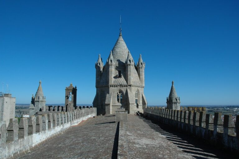 Cathedral of Évora: A Romanesque and Gothic Cathedral in Portugal
