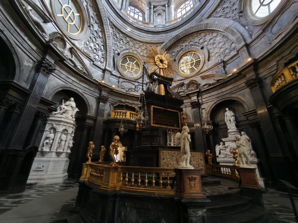 Turin Cathedral: Metropolitan Cathedral and Home of the Turin Shroud 3 Turin Cathedral