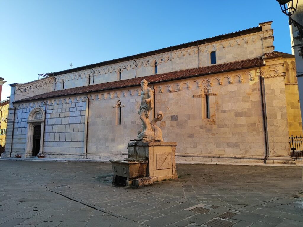 Carrara Cathedral: A Romanesque and Gothic Collegiate Church in Italy 2 Carrara Cathedral
