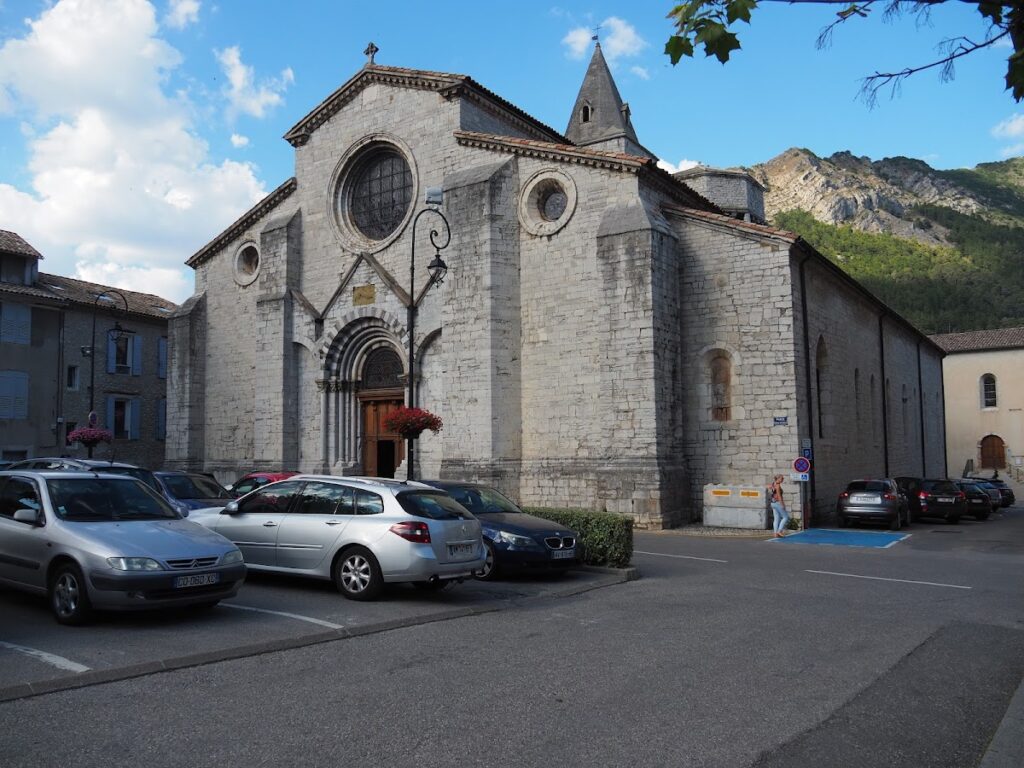 Sisteron Cathedral: A Romanesque Co-Cathedral in France 2 Sisteron Cathedral