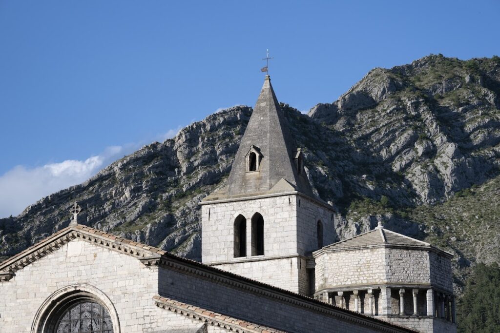 Sisteron Cathedral: A Romanesque Co-Cathedral in France 3 Sisteron Cathedral