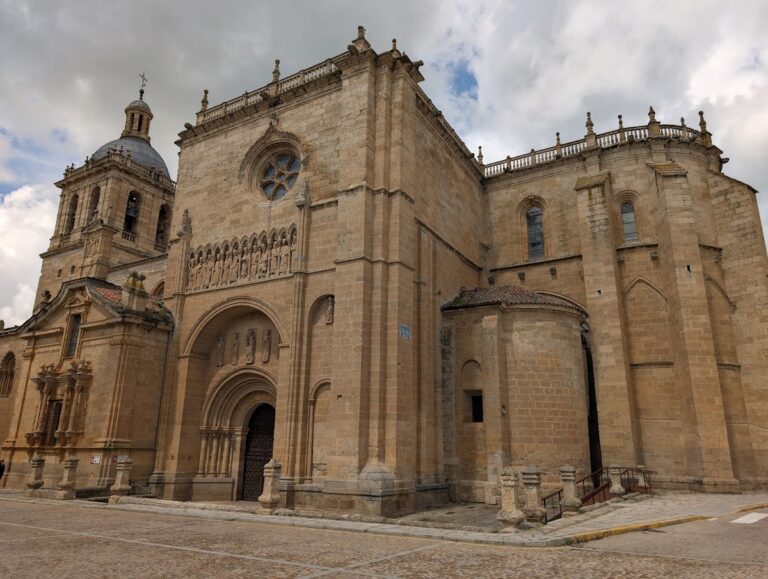 Ciudad Rodrigo Cathedral of Santa María: Medieval cathedral and diocesan seat in Spain