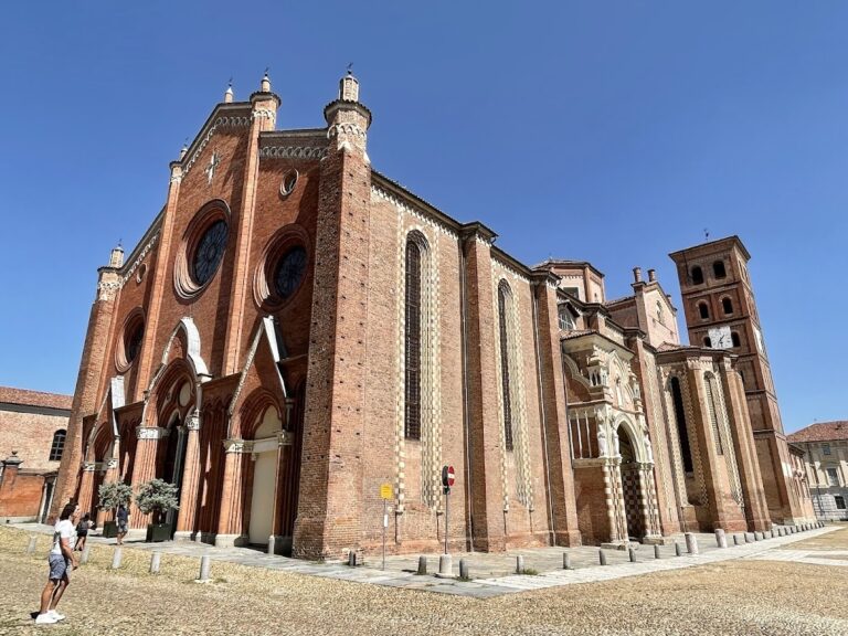 Asti Cathedral: Episcopal Seat and Cathedral in Asti, Italy