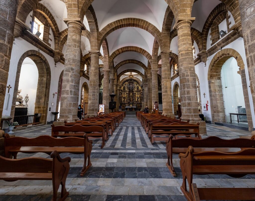 Iglesia de Santa Cruz: The Old Cathedral of Cádiz 1 Iglesia de Santa Cruz