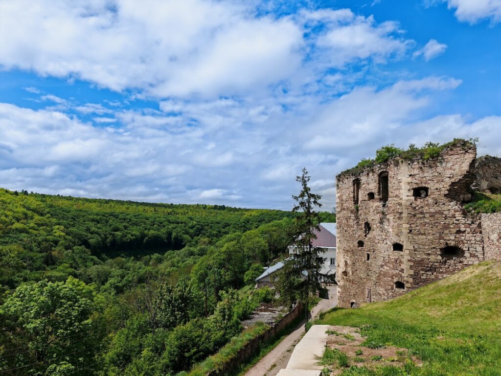 Yazlovets Castle: A Defensive and Residential Complex in Ukraine 2 Yazlovets Castle