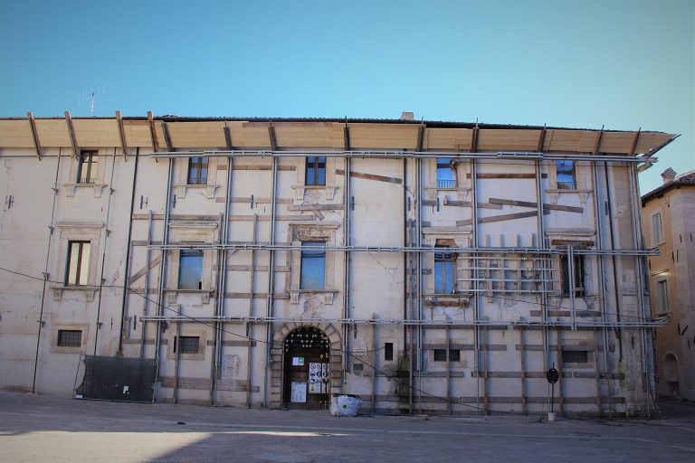 Palazzo Farinosi Branconi: A Historic Residence in L’Aquila