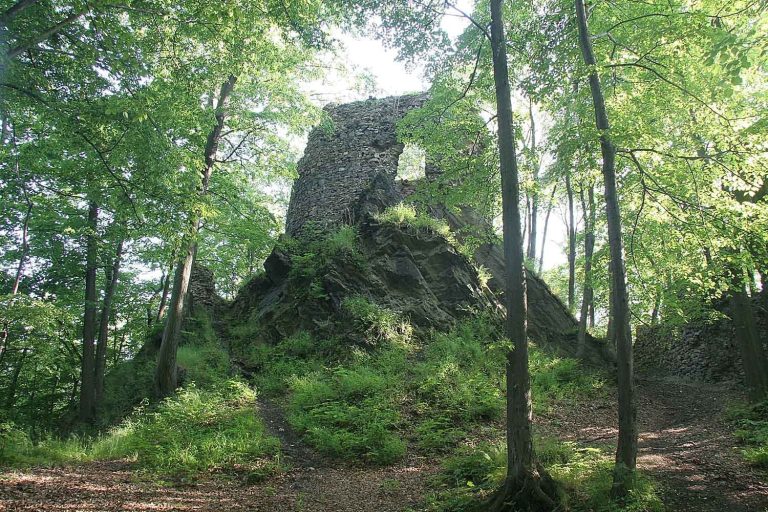 Hamrštejn: A Gothic Administrative and Defensive Castle in Czechia