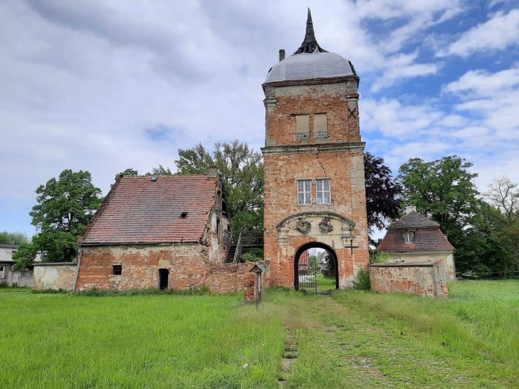 Palace Complex in Biecz: A Historic Estate in Poland 1 Zespół pałacowy w Bieczu