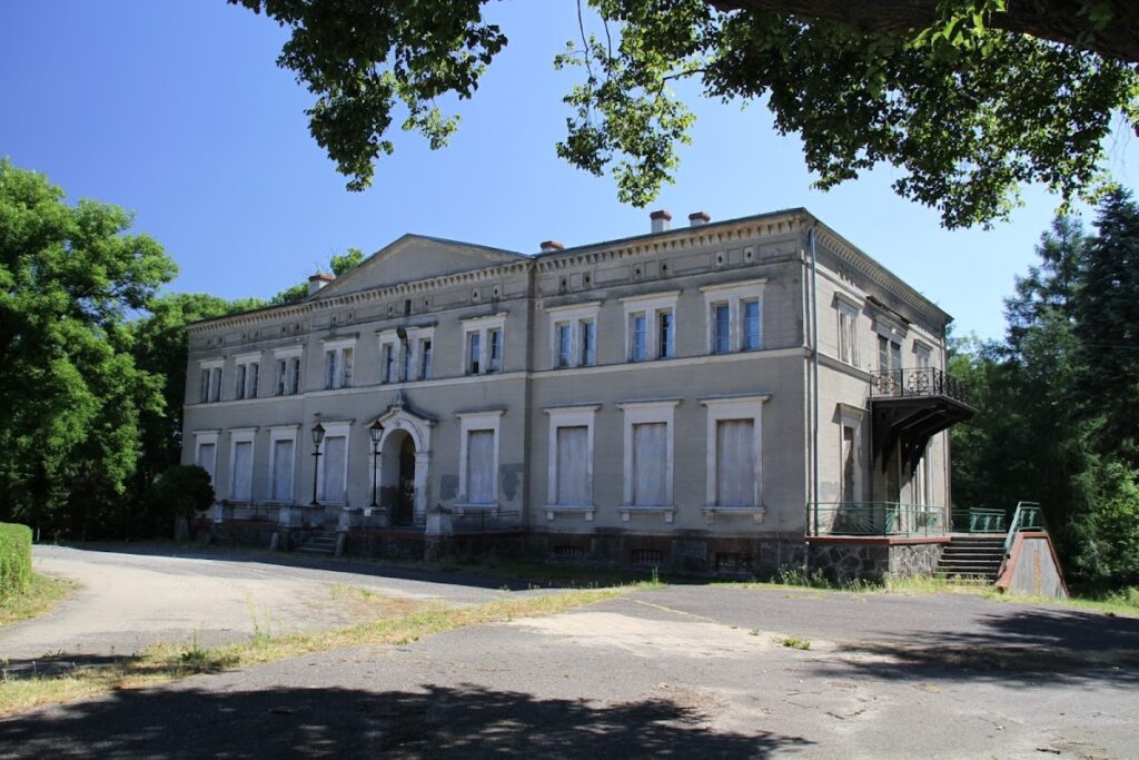 Palace in Kwilcz: A Neoclassical Residence in Poland 1 Palace in Kwilcz