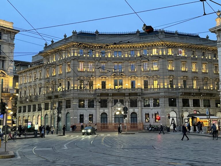 Palazzo del Credito Italiano: Historic Bank Headquarters in Milan