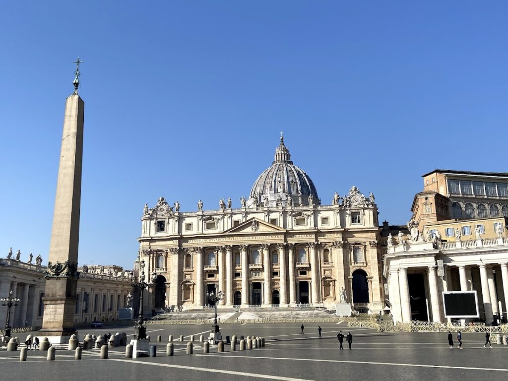 Apostolic Palace: The Pope’s Residence and Workplace in Vatican City 2 Apostolic Palace