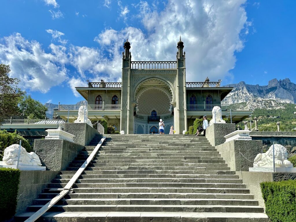 Vorontsov Palace: A Historicist Summer Residence in Alupka, Ukraine 3 Vorontsov Palace