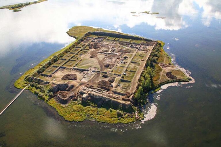 Por-Bazhyn: A Ruined Uyghur Fortified Complex in Russia