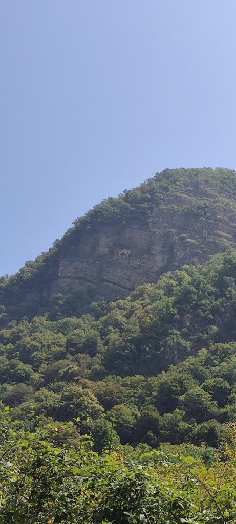 Parigala: A Cliff-Cut Fortress in Azerbaijan 1 Parigala