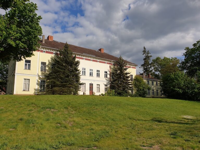 Schloss Parchen: A Neoclassical Manor House in Germany